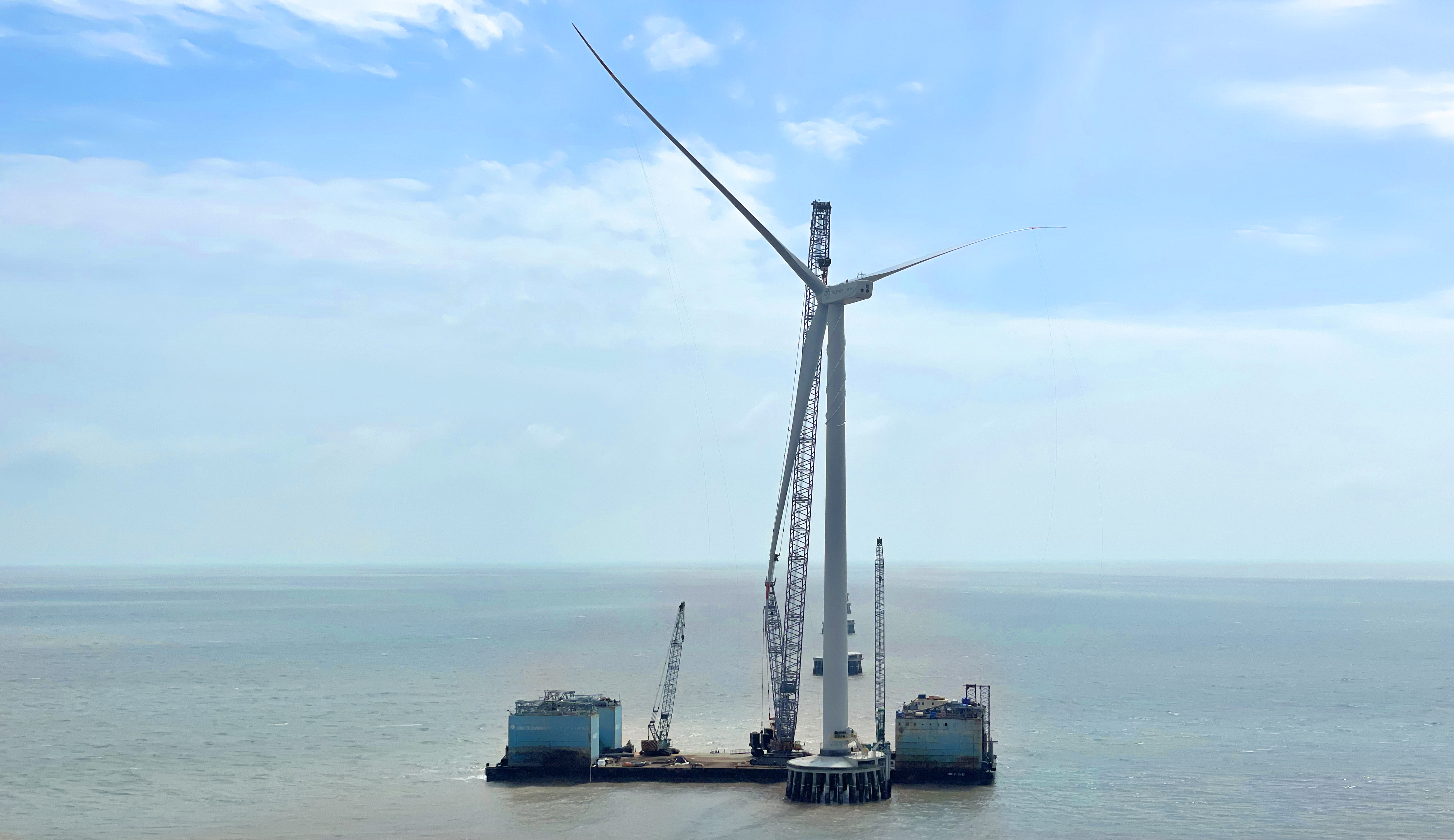 【吹响攻坚冲锋号】008PG国际股份首个“双海”项目顺遂完成首台机组吊装！