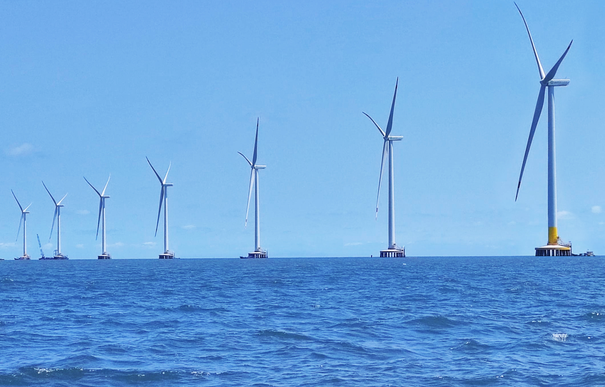 提前1个月，，，，，008PG国际股份首个“双海”项目完成吊装