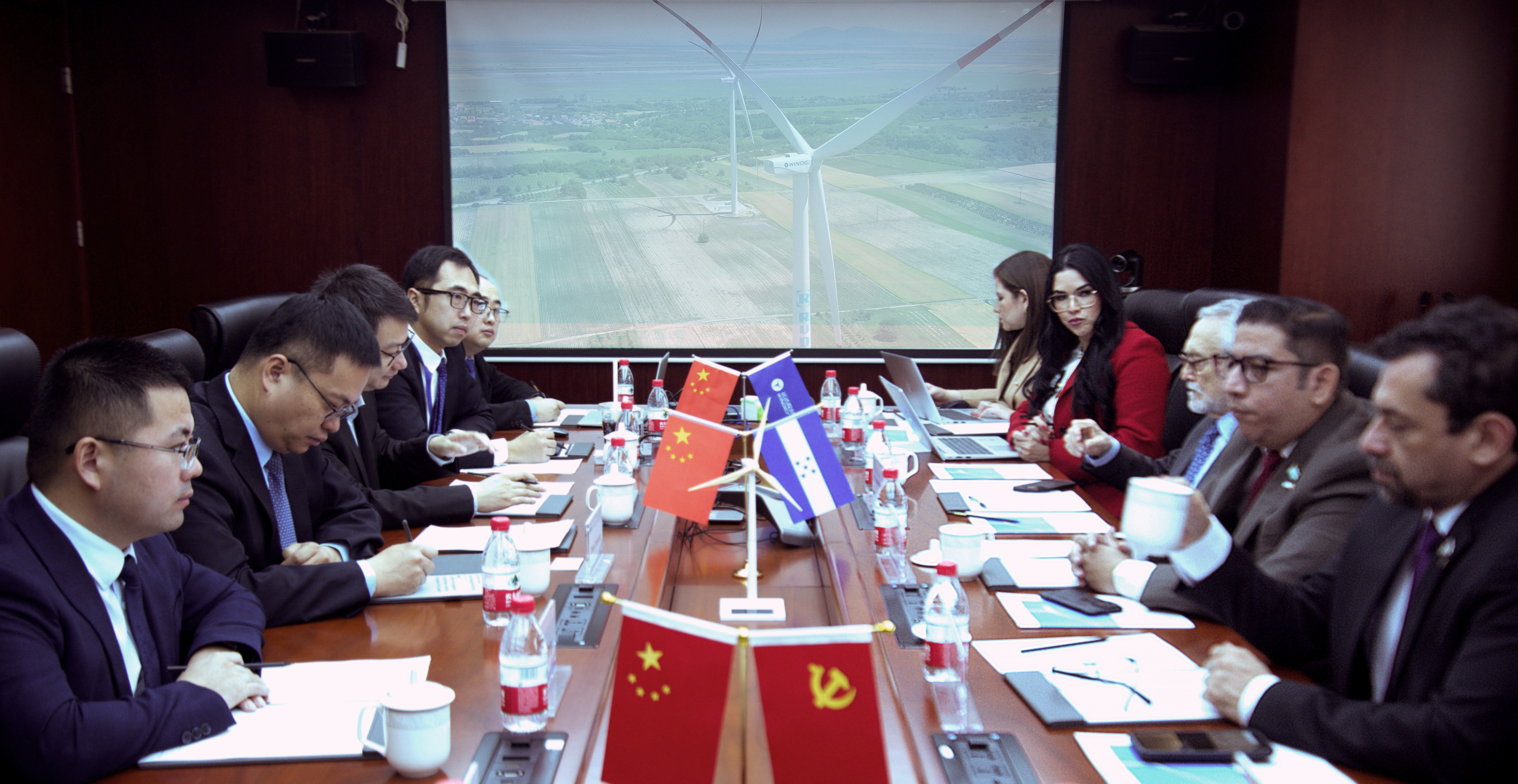 洪都拉斯能源部部长及驻华大使一行到008PG国际股份考察